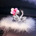 Elegante ornamento per auto a forma di cuore con cigno di cristallo e piume bianche e palloncini - Transparent with feather non-slip mat with pink colorful ball