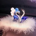 Elegante cigno di cristallo blu e argento per cruscotto auto con piume bianche - Blue with feather mat with blue and white balloon