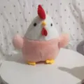 Muñeco de pollo de peluche suave en color rosa y blanco sentado en una mesa blanca. - 23cm / Rosa