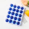 Set mit zwanzig leuchtend blauen lichtdurchlässigen Glasmurmeln in weißer Schale für Spiele - 20 Stück Packung / Dunkelblau