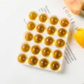 Set mit 20 bernsteinfarbenen Kristallglasmurmeln in einer weißen Aufbewahrungsschale - 20 Stück Packung / Gelb