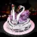 Supporto per profumo per auto in cigno doppio di cristallo con base a cuore in strass - Cigno viola + tappetino antiscivolo