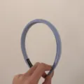 Serre-tête élégant en satin bleu clair, style français avec détail étiquette faite main. - Bleu