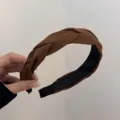Serre-tête tressé en satin marron élégant avec bord large pour un effet volume surélevé - Marron