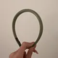 Serre-tête fin élégant en satin vert olive pour femmes accessoires de coiffure chic - Vert