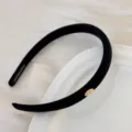 Serre-tête élégant en satin noir avec éponge de style français et étiquette en métal doré - Noir