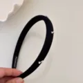 Elegante zwarte spons-hoofdband versierd met fonkelende strass-strik bedeltjes SKU view - Witte Strass Strik / Zwart