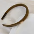 Serre-tête rembourré en satin doré élégant de style français avec un détail de plaque ovale - Marron