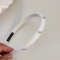 Elegante witte gewatteerde haarband met sprankelende zilveren kristallen strikjes - Witte Strass Strik / Beige