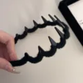 Zwarte pluizige wollen golvende hoofdband met tanden voor antislip haarstyling en wassen. - Zwarte Hoofdband