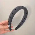 Serre-tête rembourré gris foncé élégant avec motif de petits cœurs noirs pour femme - Coupe ample / Cœur Gris