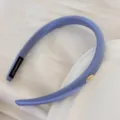 Serre-tête rembourré en satin bleu avec emblème doré et noyau en mousse confortable - Bleu