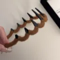 Stijlvolle bruine met garen omwikkelde golvende hoofdband met antislip tanden voor volume - Koffie Brede Haarband
