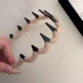 Beige met garen omwikkelde golvende haarband met zwarte decoratieve spikes voor haar - Khaki Hoofdband