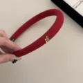 Diadema acolchada roja de estilo coreano con un delicado colgante de mariposa dorado - Rojo