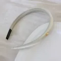 Serre-tête élégant en satin blanc cassé de style français avec emblème ovale doré de luxe - Beige