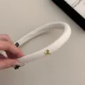 Diadema acolchada crema minimalista con detalle de lazo dorado para peinado de moda - Beige