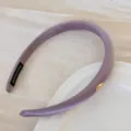 Serre-tête élégant en satin violet avec un détail de breloque ovale dorée chic. - Violet