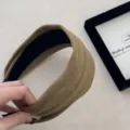 Serre-tête large en daim marron élégant pour le coiffage et un effet de mode chic - Café
