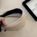 Serre-tête large beige en maille suédée douce conçu pour une coiffure élégante à couronne haute - Kaki