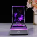 3D-lasergraviertes Fische-Sternzeichen-Kristall mit lila leuchtendem LED-Sockel - Fische Kristallwürfel + Quadratischer Sockel / Transparent