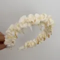 Eleganter cremefarbener plissierter Satin Haarreif mit Kammzähnen für vielseitiges Styling - Plissiertes Stirnband / Gebrochenes Weiß