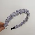 Detailaufnahme der Satinfalten und Kunststoffzähne des lavendelfarbenen Stirnbands - Plissiertes Stirnband / Lavendel