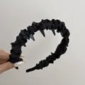 Detailansicht des schwarzen Satin-Haarreifens mit Rüschen und rutschfesten Innenzähnen. - Plissiertes Stirnband / Schwarz