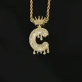 Colgante de collar con letra inicial C goteante de hielo con corona en acabado dorado. - Estilo Letra C (N21030201-C) / Dorado