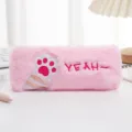 Dettaglio ravvicinato dell'astuccio in peluche rosa con zampa di gatto e ricamo morbidissimo - Rosa