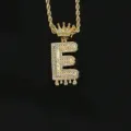 Hiphop gouden kroon initiaal E hanger ketting met glanzende cubic zirconia steentjes - Letter E Stijl (N21030201-E) / Goud