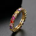 Anillo de eternidad estilo hip-hop con una fila de vibrantes piedras de circonita de colores - Talla 6 / Color Dorado Arcoíris