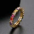 Anillo de eternidad vibrante con circonitas arcoíris y un acabado chapado en oro. - Talla 8 / Color Dorado Arcoíris