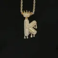Gouden letter K hanger met kroon en druppelend ontwerp voor een luxe hiphop ketting. - Letter K Stijl (N21030201-K) / Goud