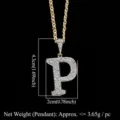 Collar con colgante letra P dorada con circonitas micro-pavé y escala de dimensiones - Letra P / Dorado
