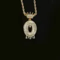 Hiphop gouden ketting met kroon en initiaal O hanger, bezet met glanzende zirkonia-stenen charms - Letter O Stijl (N21030201-O) / Goud