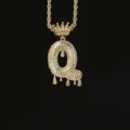 IJskoude gouden hanger letter Q met kroon en druppeleffect voor hiphop mode stijl - Letter Q Stijl (N21030201-Q) / Goud