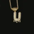 Schitterende iced out letter U hanger met kroon en druppels in gouden afwerking - Letter U Stijl (N21030201-U) / Goud