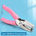 Nahaufnahme der rosa Handlochzange mit Angabe der 3 mm Rundloch-Spezifikation - Rosa