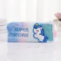 Estuche de unicornio de peluche de colores con detalles brillantes y pompón rosa en cremallera - Azul cielo