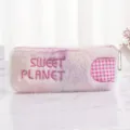 Astuccio in peluche tie-dye rosa con ricamo Sweet Planet e motivo a scacchi. - Rosa