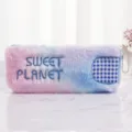 Astuccio carino in peluche tie-dye con ricamo Sweet Planet e decorazione a quadretti blu - Celeste