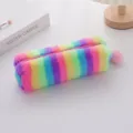 Astuccio in peluche arcobaleno sfumato con morbido ciondolo a pompon rosa per ragazze - Strisce Multicolore Scure
