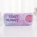 Astuccio in peluche tie-dye di grande capacità con ricamo Sweet Planet per scuola e ufficio - Viola