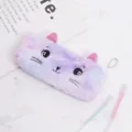 Simpatico astuccio di peluche a forma di gatto con sfumatura viola e blu in pelliccia. - Viola