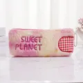 Astuccio in peluche tie-dye con ricamo SWEET PLANET e dettagli a scacchi rossi - Rosso rosa