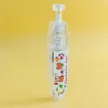 Vista detallada de un bolígrafo de cinta decorativa con dibujos de osos y frutas - 按动式修正带(ST-38L) / Rosa con ribete