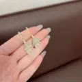 Eleganti orecchini vintage dorati con strass incastonati e perle bianche effetto opale - Stile Pietra di Luna Tappo Conico (E1790) / bianco dorato