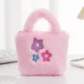 Dettaglio di una borsa in peluche rosa con fiori colorati ricamati a mano - Rosa Fiore