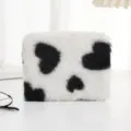 Nahaufnahme zeigt das weiche Plüschgewebe dieser süßen quadratischen Münztasche mit Herzmuster - Schwarz Weiß